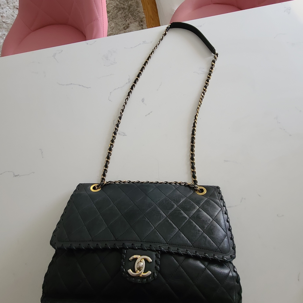 Chic Black Quilted Shoulder Bag